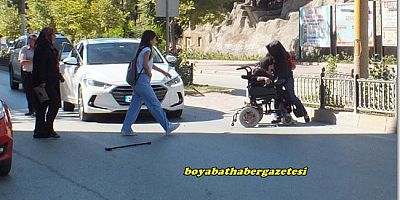 Boyabat'ta Bedensel Engelli Aracına Otomobil Çarptı