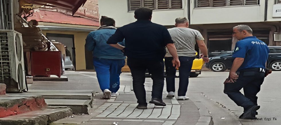 Boyabat Büyük Cami Önünde Bıçaklı Saldıran Şahıs Yakalandı