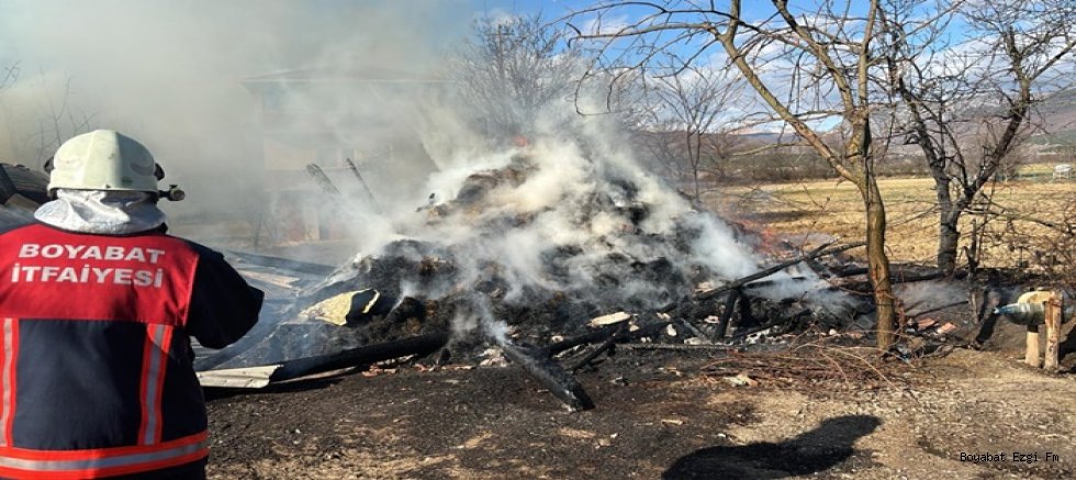 Boyabat Çaltu'da Samanlık Kül Oldu