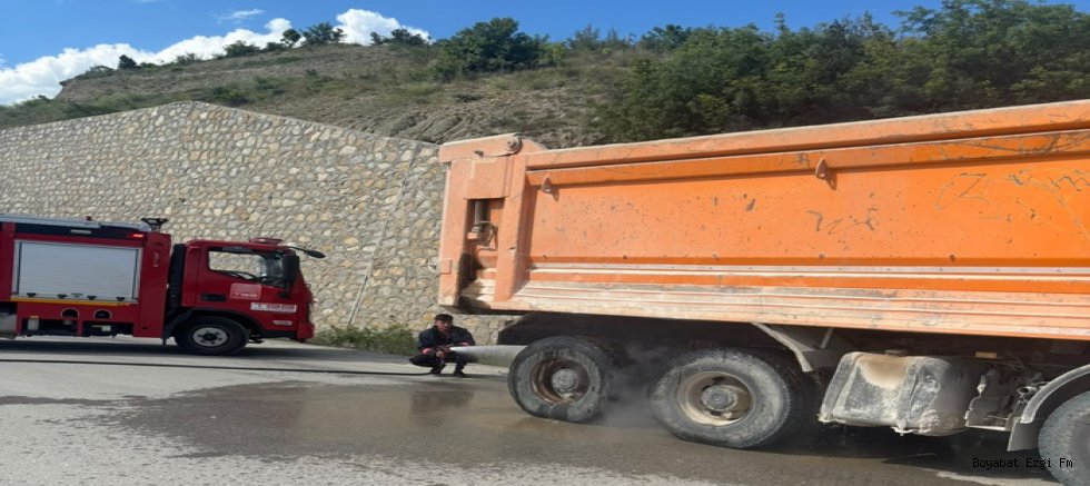Boyabat Çevre Yolunda  Damperli Aracın Lastikleri Alev Aldı