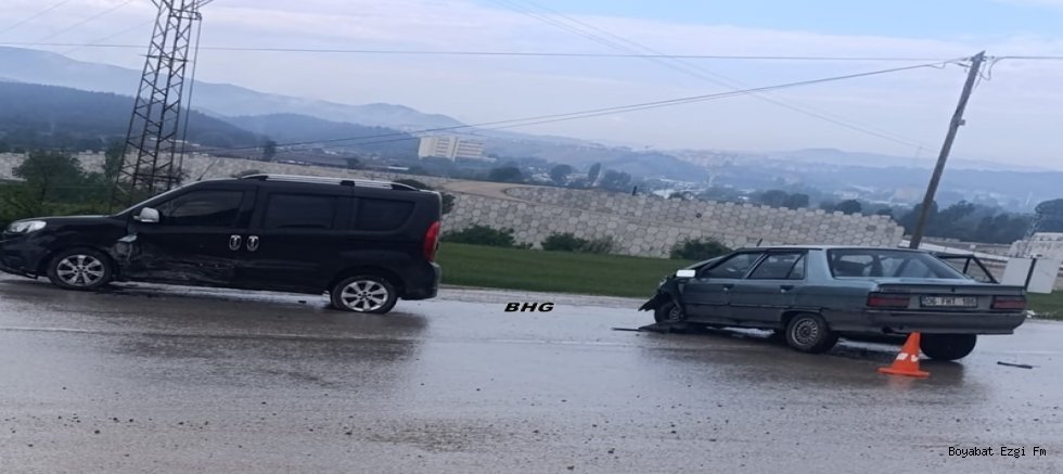 Boyabat Çevre Yolunda Trafik Kazası 3 Yaralı