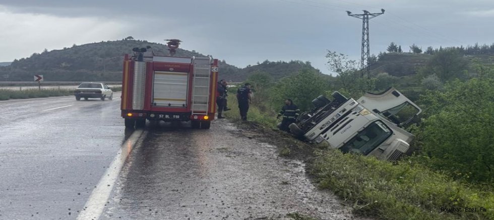 Boyabat-Hanönü Yolunda Kamyon Devrildi: 2 Yaralı