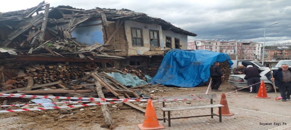 Boyabat'ta 2 Katlı Ahşap Ev Yola Devrildi. 