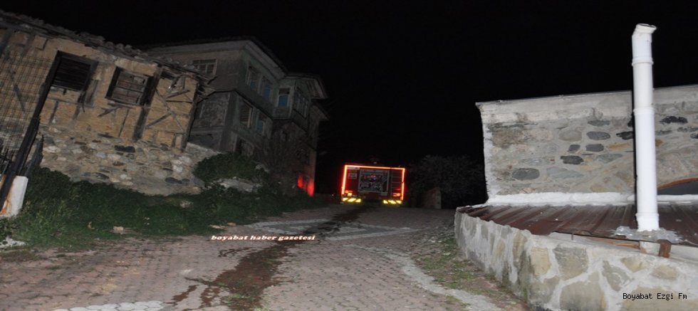 Boyabat'ta 3 Katlı Ahşap Evde Yangın Paniği