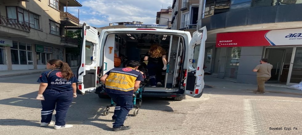 Boyabat'ta İki Otomobil Çarpıştı! 2 Yaralı
