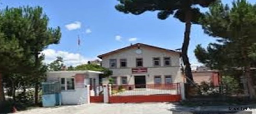 Boyabat'ta Kapatılan Bina Tehlike Saçıyor, Bir Çocuk Ağır Yaralandı!