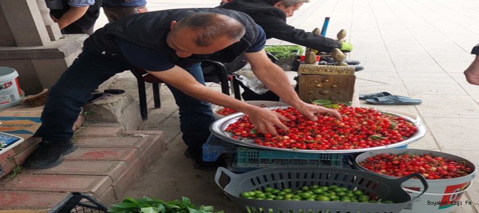 Boyabat’ta Kiraz Sezonu Açıldı Yağmur Çamur Dinlemedi, Tezgaha İndi!