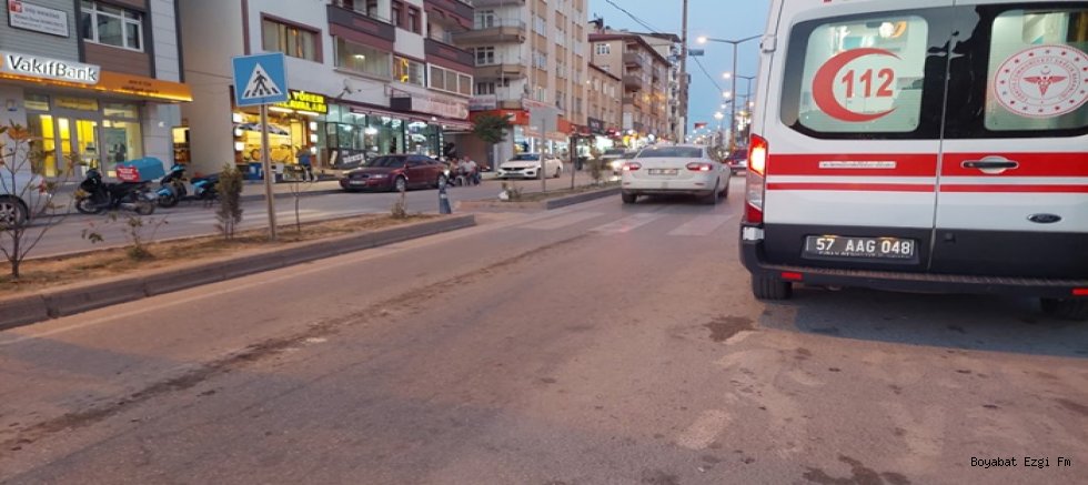 Boyabat'ta Kurye  Yayaya Çarpmamak İçin Panik Yapıp Devrildi!