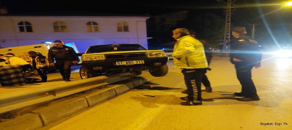 Boyabat’ta  Otomobil Bariyerlerin Üzerinde Askıda Kaldı!
