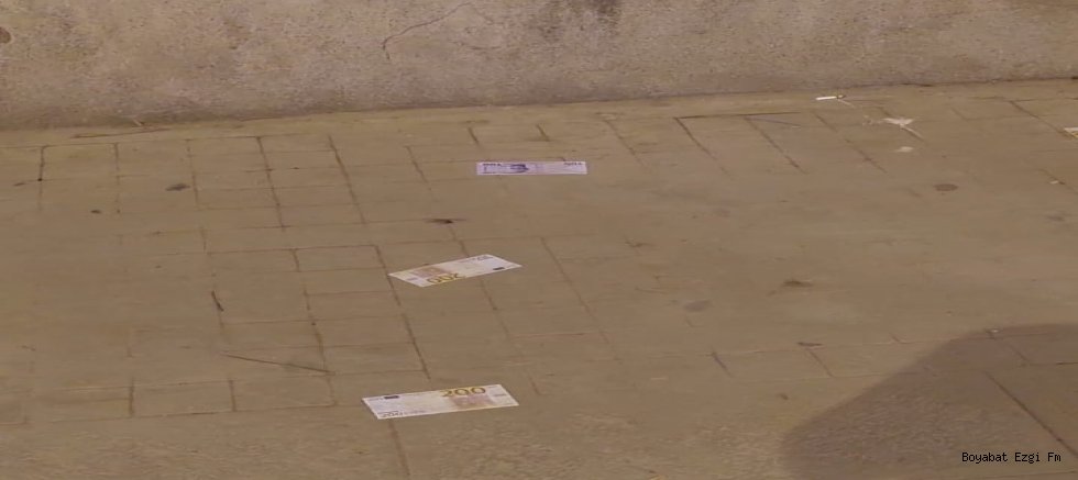 Boyabat’ta Sokak Şakası: Yerdeki “Geçersiz” Paralar Vatandaşları Şaşırttı