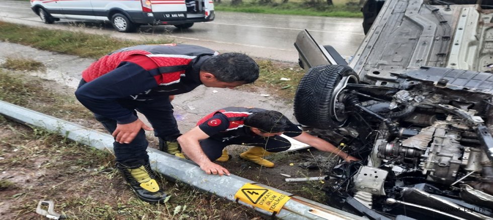 BOYABAT’TA TRAFİK KAZASI  DOBLO SU KANALINA DEVRİLDİ, 5 YARALI!
