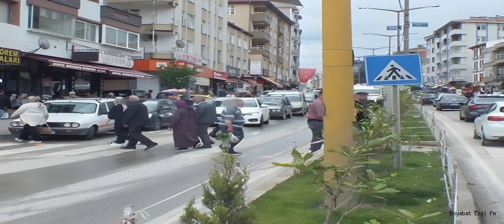 Boyabat’ta Trafik Trajedisi: Ambulans Siren Çaldı, Sürücü Yayaya Yol Verdi! Öncelik Kimin?