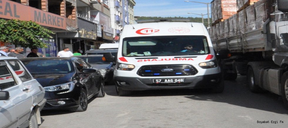 Boyabat’ta Yaya Geçidinde Kaza! 75. Yıl Devlet Hastanesi’ne Kaldırıldı