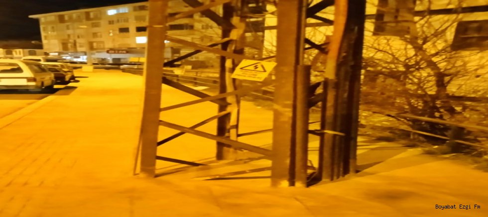 Boyabat Yeni Mahalle’de Kaldırımın Ortasındaki Direkler Tepki Çekiyor