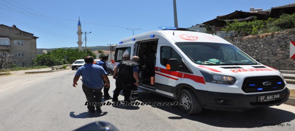 Boyabat Yeni Mahallede Virajı Alamayan Otomobil Kaza Yaptı 3 Yaralı