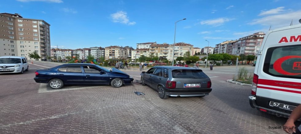 Boyabat Yıldız Mahallesi’nde Trafik Kazası 2 Sürücü Yaralandı!