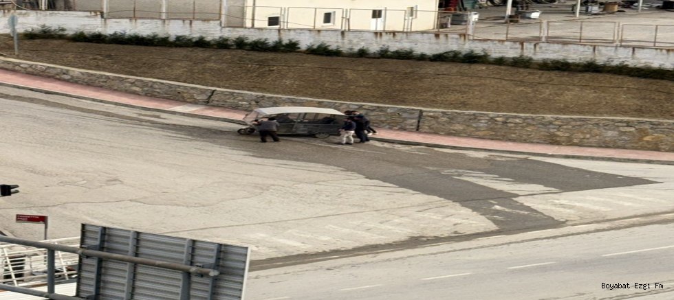 Bu Yokuşun Şakası Yok! Elektrikli Araç Güçlükle Çıktı