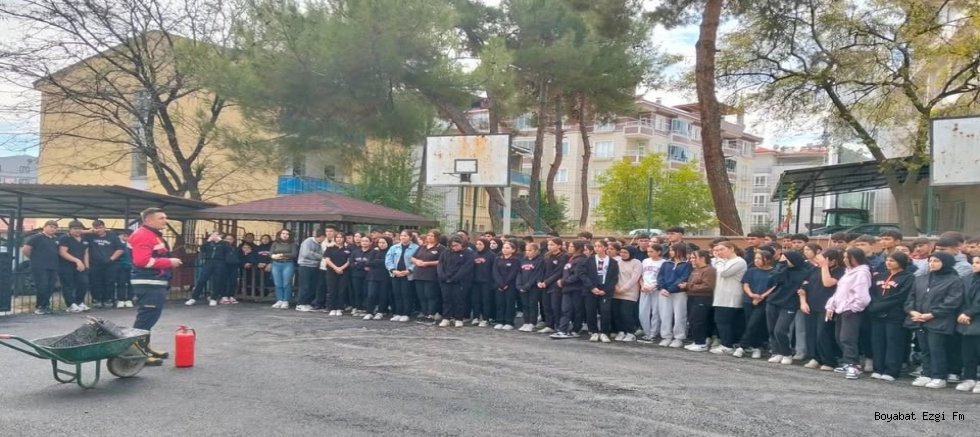 Deprem Haftası Kapsamında Uygulamalı Tatbikat Gerçekleştirildi