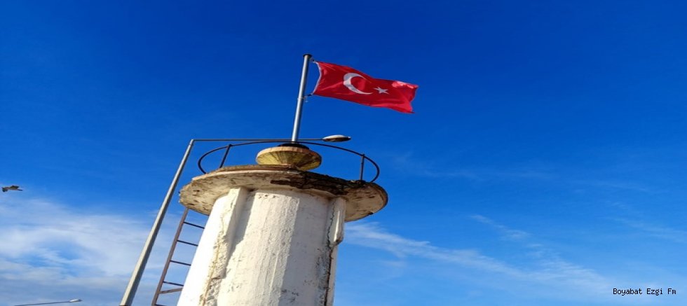 Sinop Belediyesi’nden Bayrak Değişimi: Yıpranan Türk Bayrakları Yenileniyor