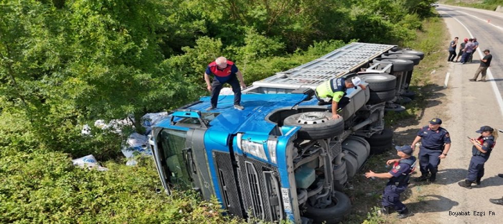 Sinop-Erfelek Karayolunda Un Yüklü Tır Devrildi 3 Yaralı