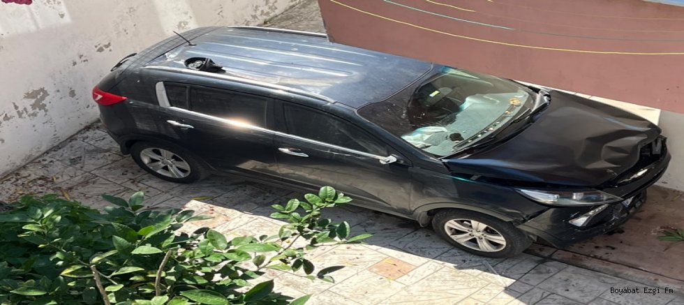 Sürücünün unuttuğu el freni az kalsın can alıyordu; otomobil binanın boşluğuna çakıldı!