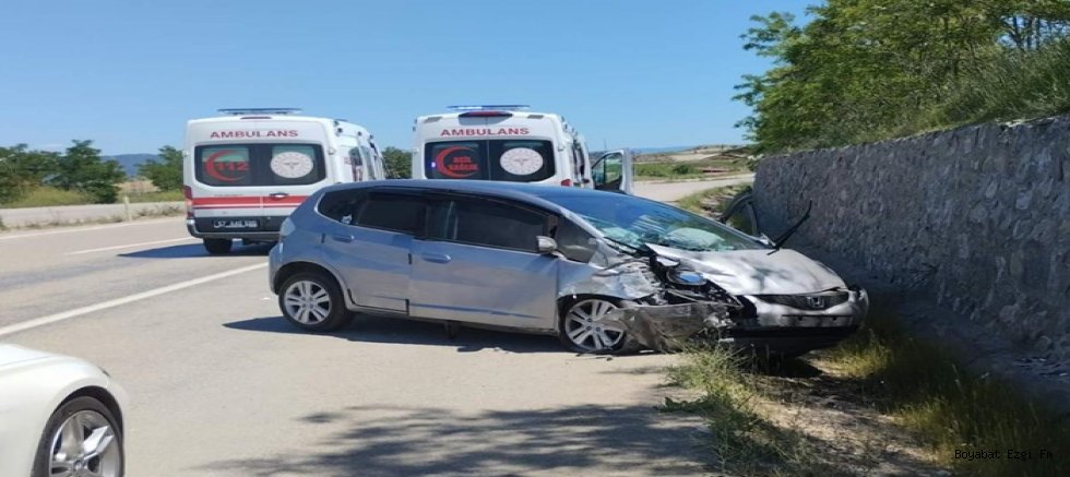 Trafik Kazası İstinat Duvarına Çarpan Araçta 5 Kişi Yaralandı