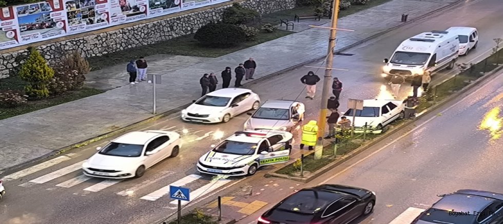 Trafik Kazası: Otomobil Orta Refüje Çıktı! Bir Yaralı