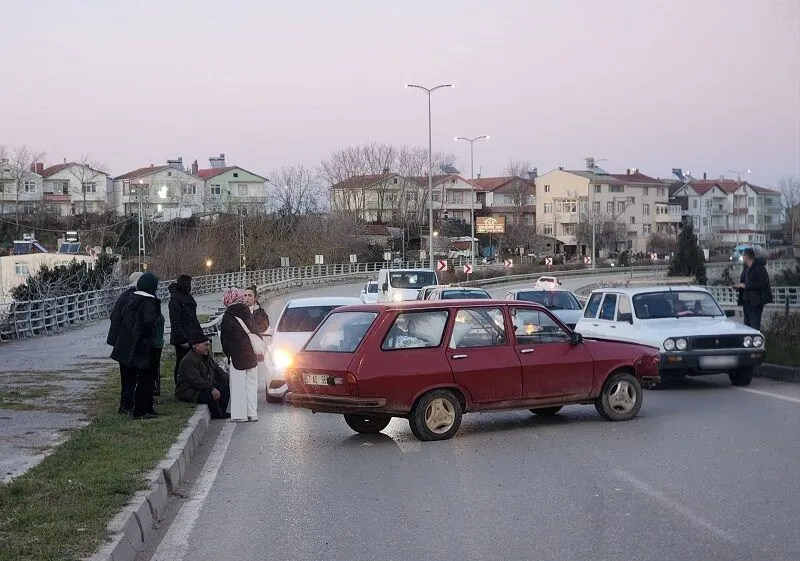 4 Araçlı Zincirleme Kaza Sinop’ta Trafiği Kilitledi