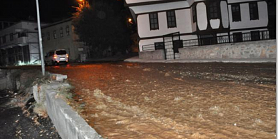 Boyabat belediyesinin Su Borusu Patladı, Mahallede Sel Oluştu