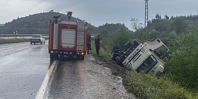 Boyabat-Hanönü Yolunda Kamyon Devrildi: 2 Yaralı