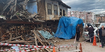 Boyabat'ta 2 Katlı Ahşap Ev Yola Devrildi. 