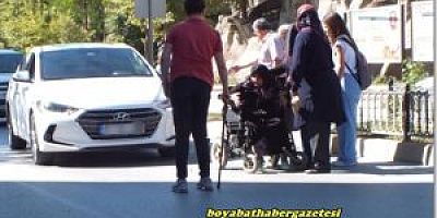Boyabat'ta Bedensel Engelli Aracına Otomobil Çarptı
