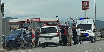 Boyabat'ta İki Otomobil Çarpıştı: 3 Yaralı!