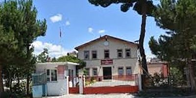 Boyabat'ta Kapatılan Bina Tehlike Saçıyor, Bir Çocuk Ağır Yaralandı!