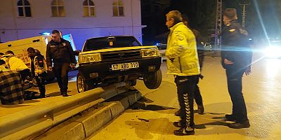 Boyabat’ta  Otomobil Bariyerlerin Üzerinde Askıda Kaldı!