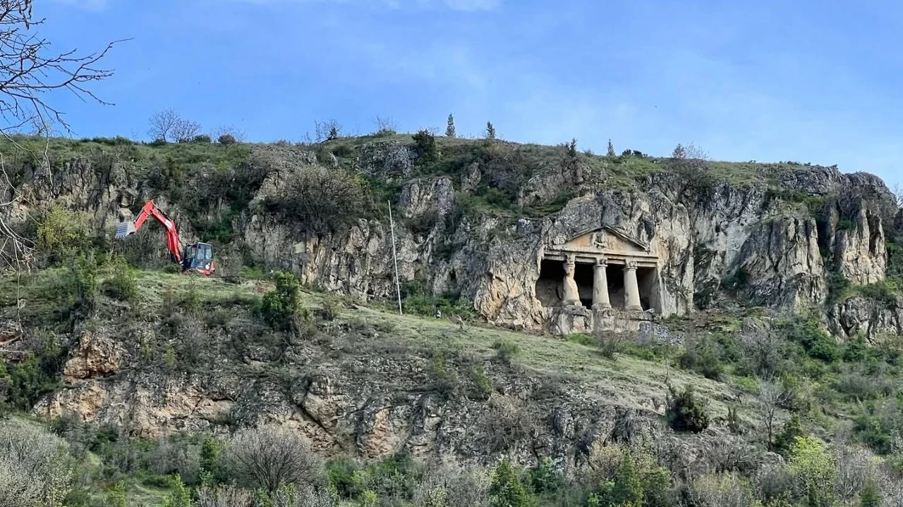 Boyabat’ta Tarihe Açılan Kaya Mezarı
