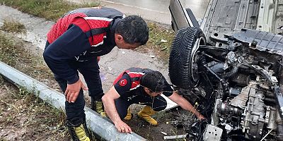 BOYABAT’TA TRAFİK KAZASI  DOBLO SU KANALINA DEVRİLDİ, 5 YARALI!