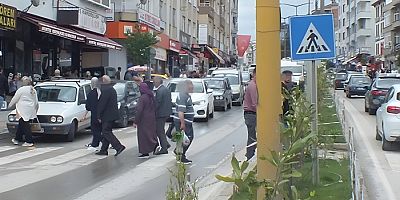 Boyabat’ta Trafik Trajedisi: Ambulans Siren Çaldı, Sürücü Yayaya Yol Verdi! Öncelik Kimin?