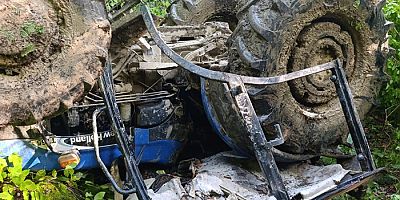 Boyabat'ta Traktör Şarampole Uçtu Sürücü İtfaiyenin Zorlu Operasyonuyla Kurtarıldı