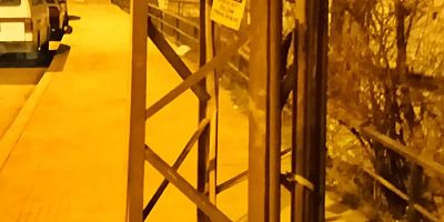 Boyabat Yeni Mahalle’de Kaldırımın Ortasındaki Direkler Tepki Çekiyor