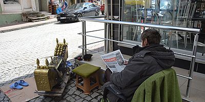 Gazeteye Bakmıyor Gazeteyi Okuyor