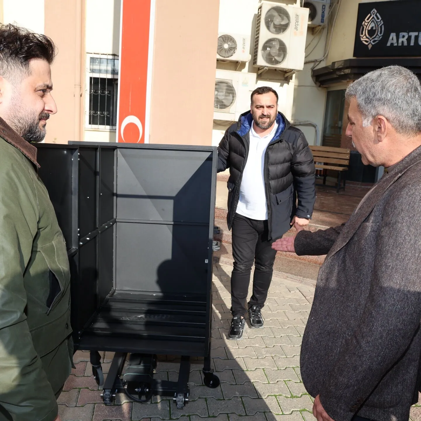 Kadrolu Eşekler Emekli Oluyor: