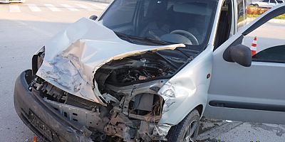 Boyabat'ta Kavşakta Trafik Kazası 3 Yaralı