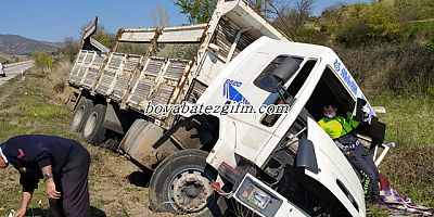 Kontrolden Çıkan Kamyon Su Kanalına Düştü