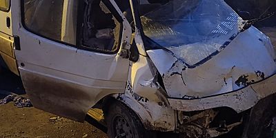 Otomobil ile Servis Minibüsü Çarpıştı 1 Ölü