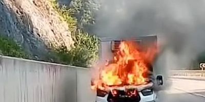 Sinop Boyabat YolundAlevlere Teslim Olup Kullanılamaz Hale Geldi: Boyabat'ta Korkutan Araç Yangğnıa Tavuk Taşıyan Araç Alev Alev Yandı