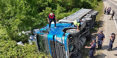 Sinop-Erfelek Karayolunda Un Yüklü Tır Devrildi 3 Yaralı