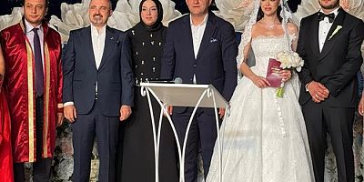 Sinoplu iş insanı ve TÜGVA Sinop İstişare Kurulu Üyesi Hüseyin Yüksek, oğlu Enes Yüksek ile İpek Yüksek'in İstanbul'daki görkemli düğününde dostları ve davetlilerle mutluluğunu paylaştı.