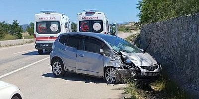 Trafik Kazası İstinat Duvarına Çarpan Araçta 5 Kişi Yaralandı
