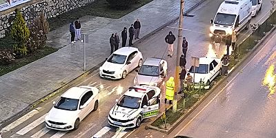 Trafik Kazası: Otomobil Orta Refüje Çıktı! Bir Yaralı